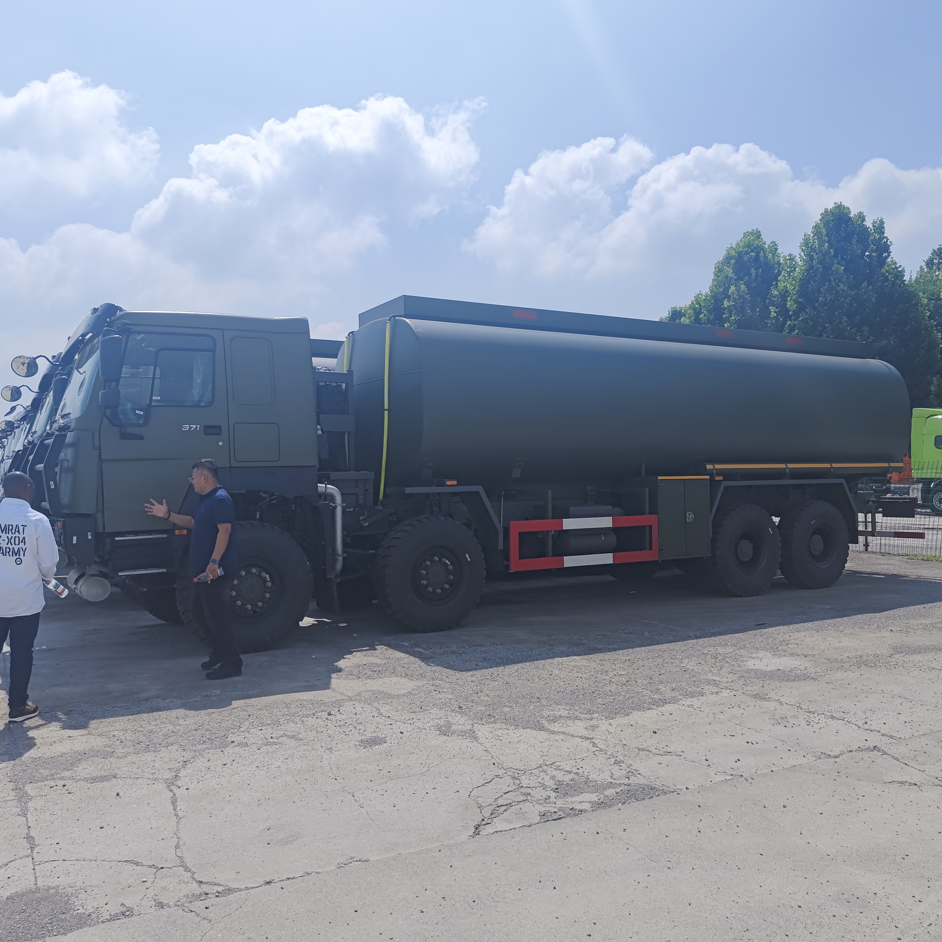 HOWO 8 × 8 شاحنة خزان وقود 45000L مع محرك 371HP و 8 × 8 محرك جميع العجلات للنقل الثقيل للوقود