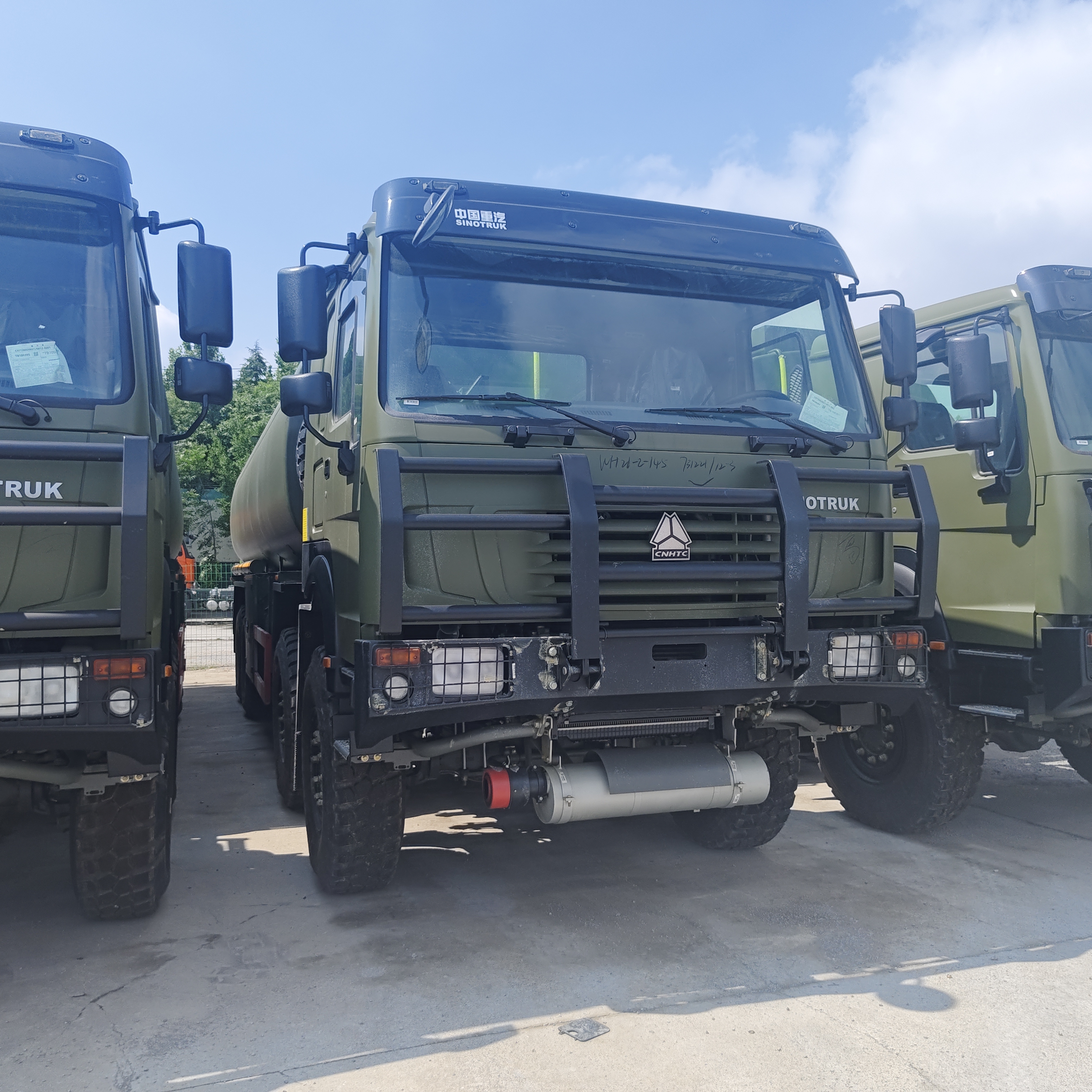 شاحنة خزان الوقود 8 × 8 40,000L مع محرك 371HP و 8 × 8 محرك جميع العجلات للنقل الثقيل للوقود