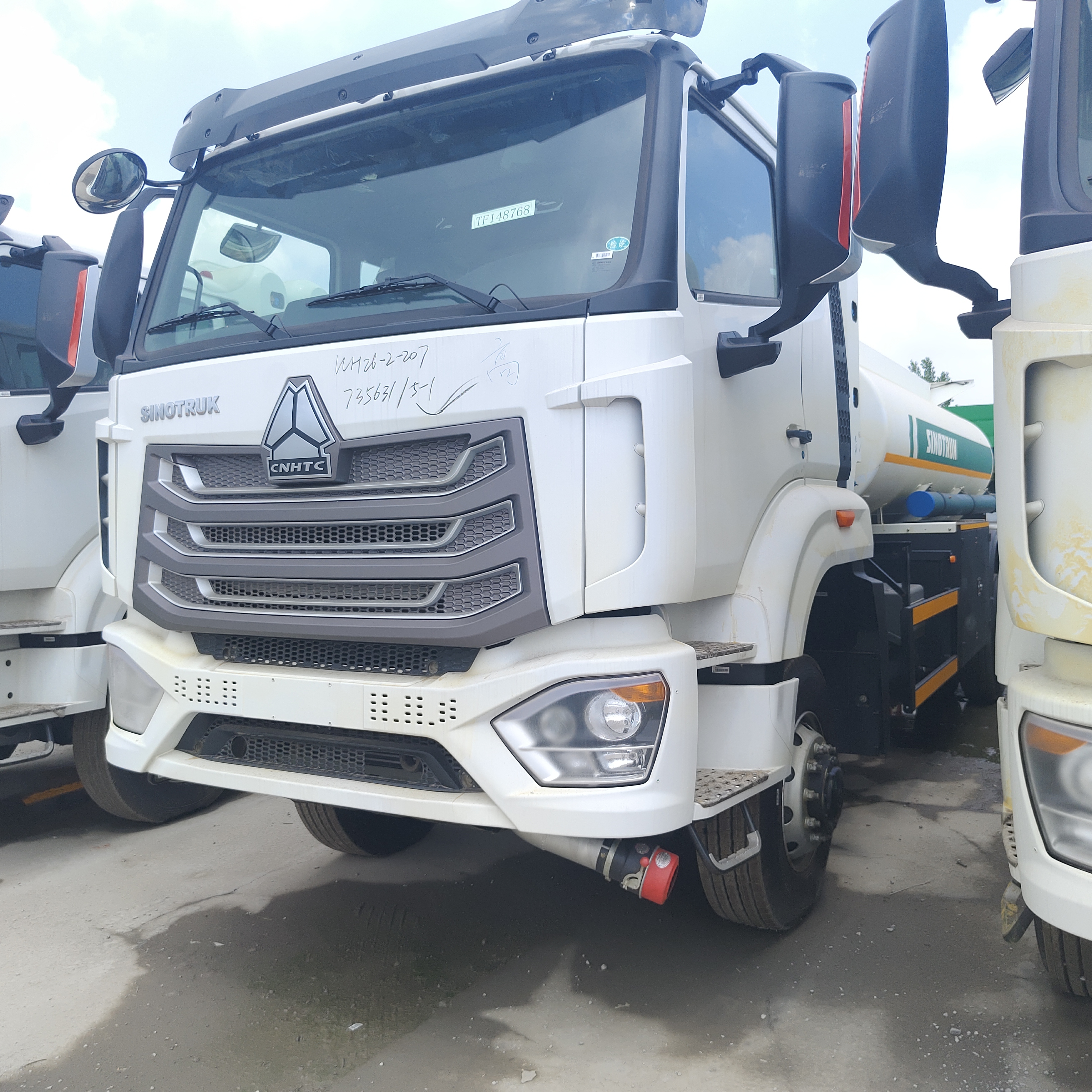 شاحنة خزان الوقود HOWO NX 6×4 CNG بمحرك 400 حصان وسعة 30,000 لتر لنقل الديزل والبنزين
