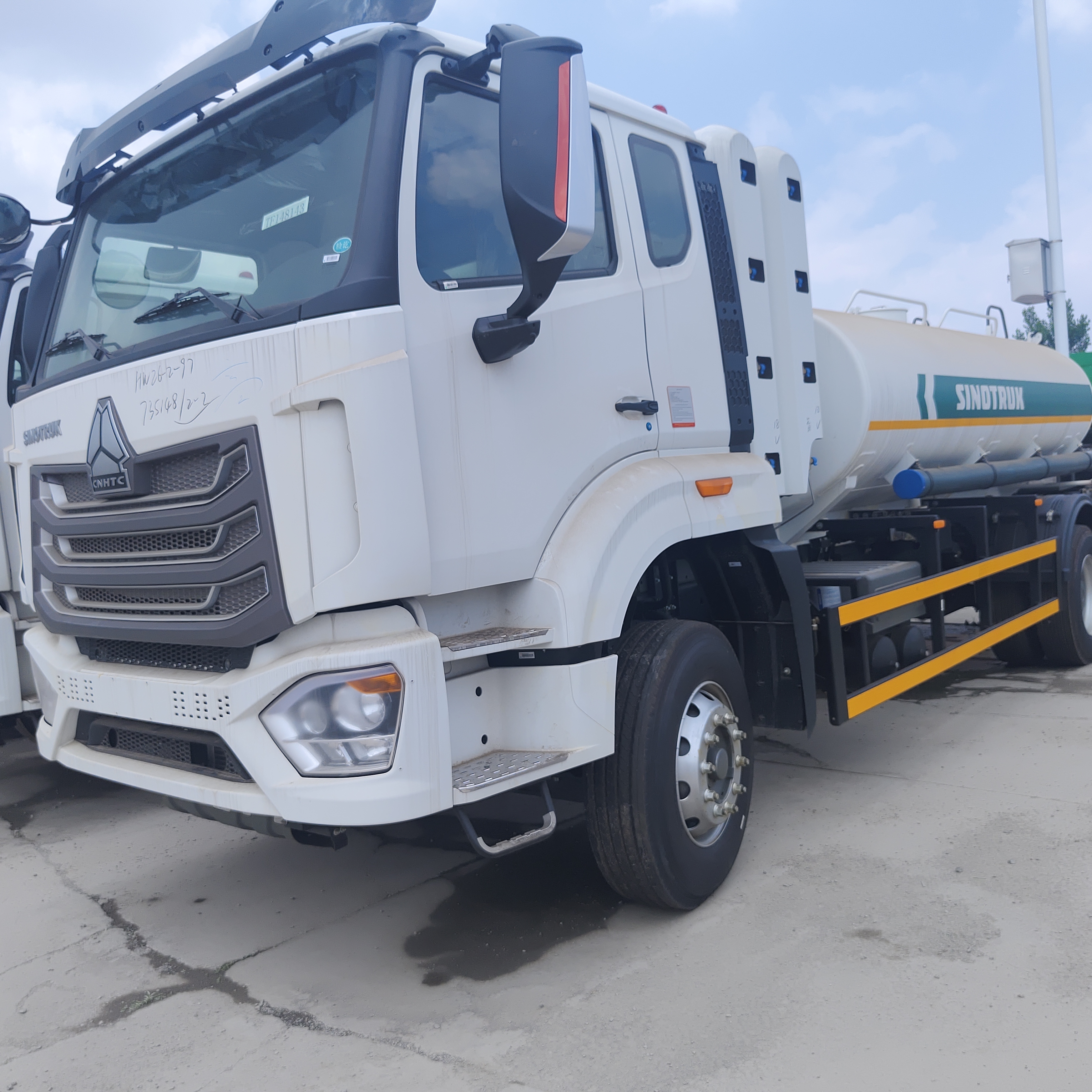 HOWO NX 6 × 4 شاحنة خزان الوقود CNG مع محرك 400HP وحمولة 20 طن لنقل الديزل والبنزين