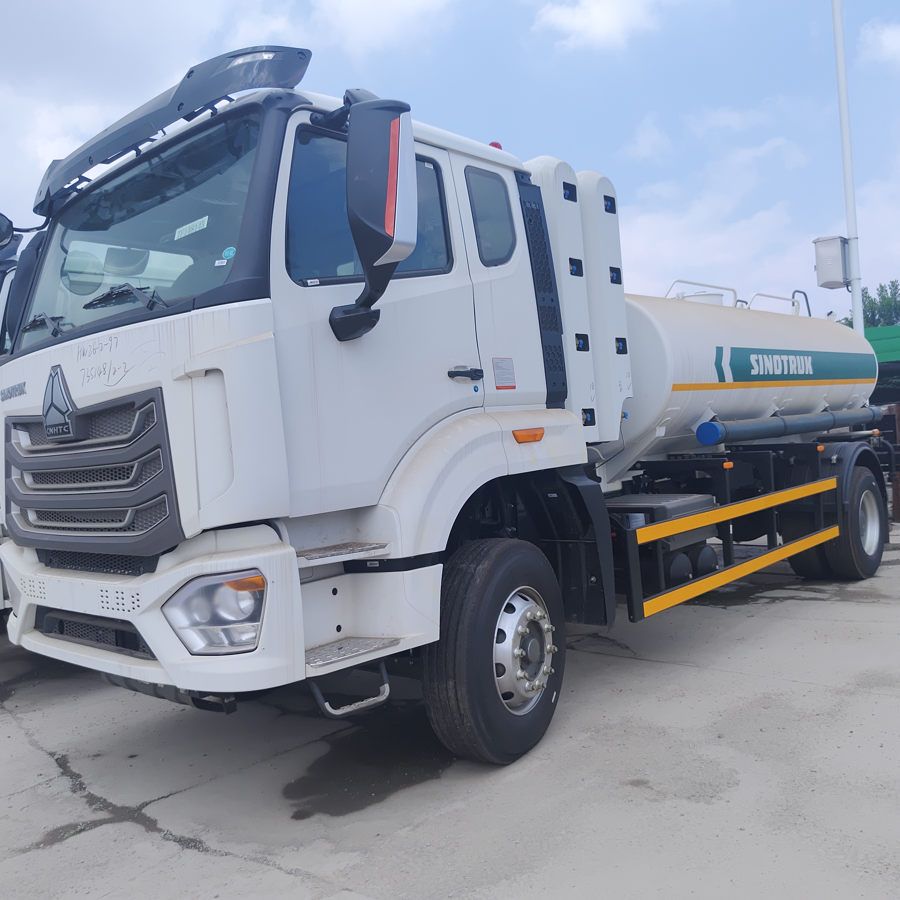 HOWO NX 6 × 4 شاحنة خزان الوقود الغازي المكثف مع محرك 400 حصان و 25000L سعة لتوزيع الوقود