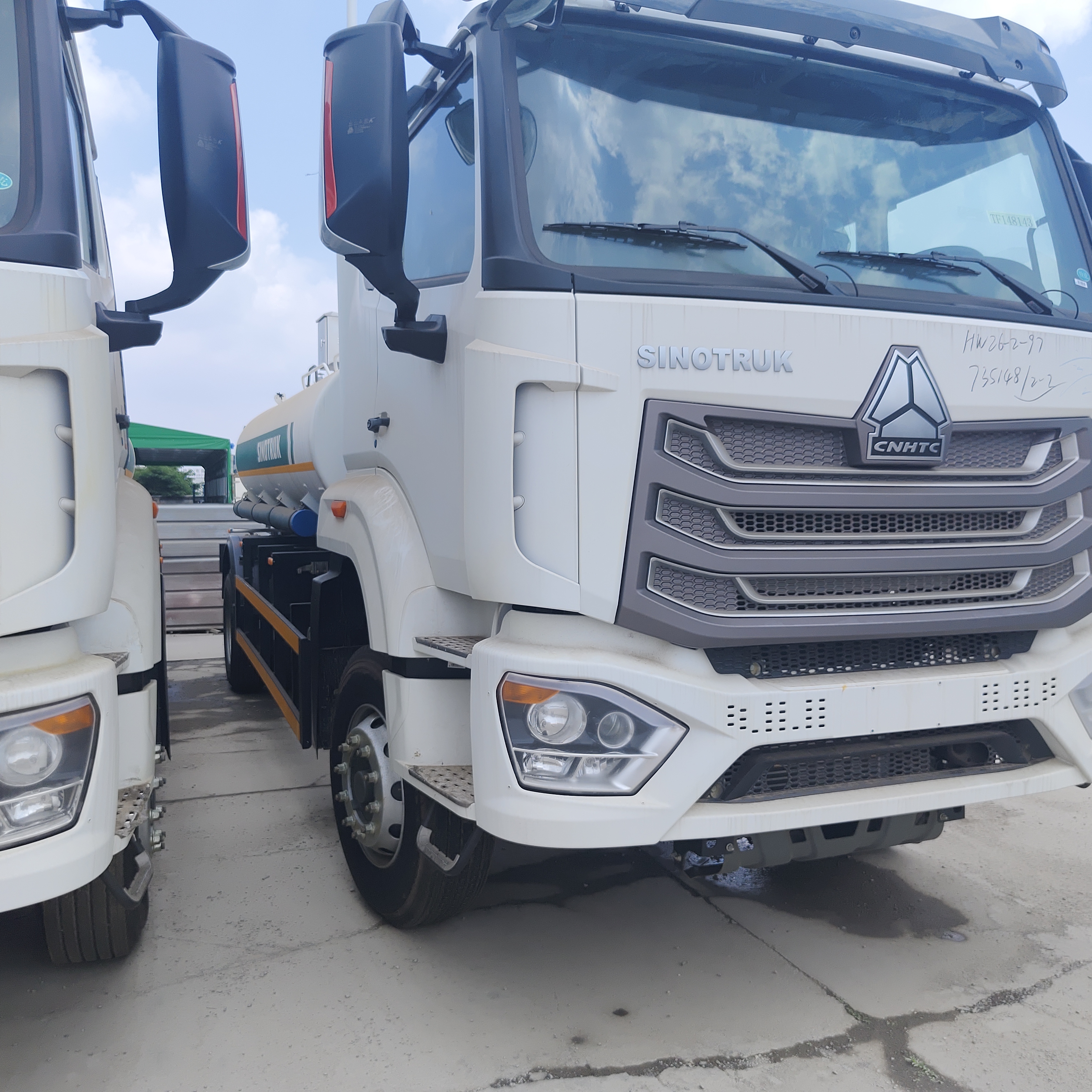 HOWO NX 6 × 4 شاحنة خزان الوقود CNG مع محرك 400HP وحمولة 20 طن لنقل الديزل والبنزين