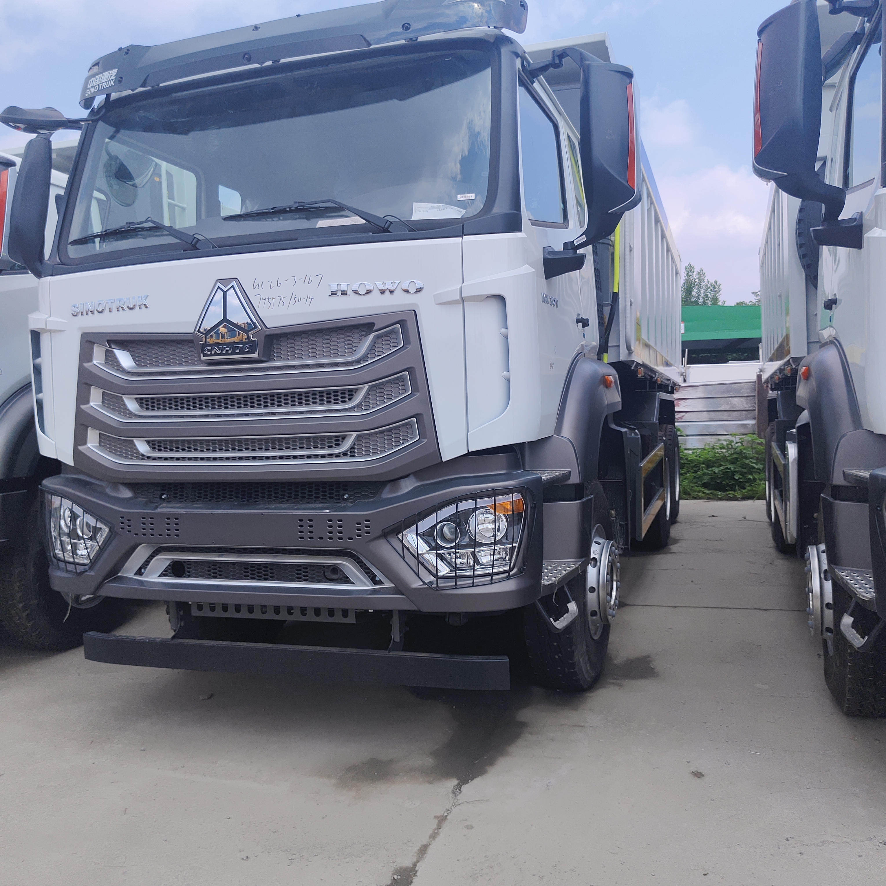 HOWO NX 6 × 4 شاحنة هدر تعدين ثقيلة بمحرك 430 حصان و 30-35 طن من الحمولة المفيدة لأفريقيا