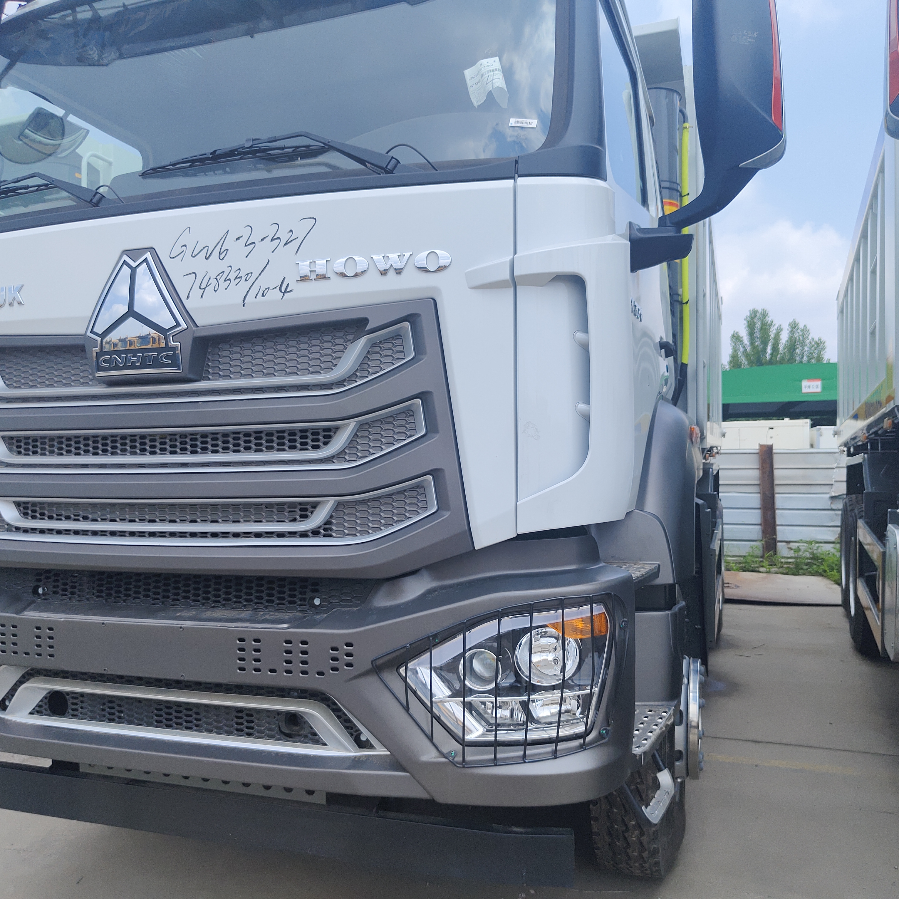 HOWO NX 6 × 4 شاحنة هدر ثقيلة مع محرك 400 حصان وجسم هدر 20CBM للتعدين والبناء
