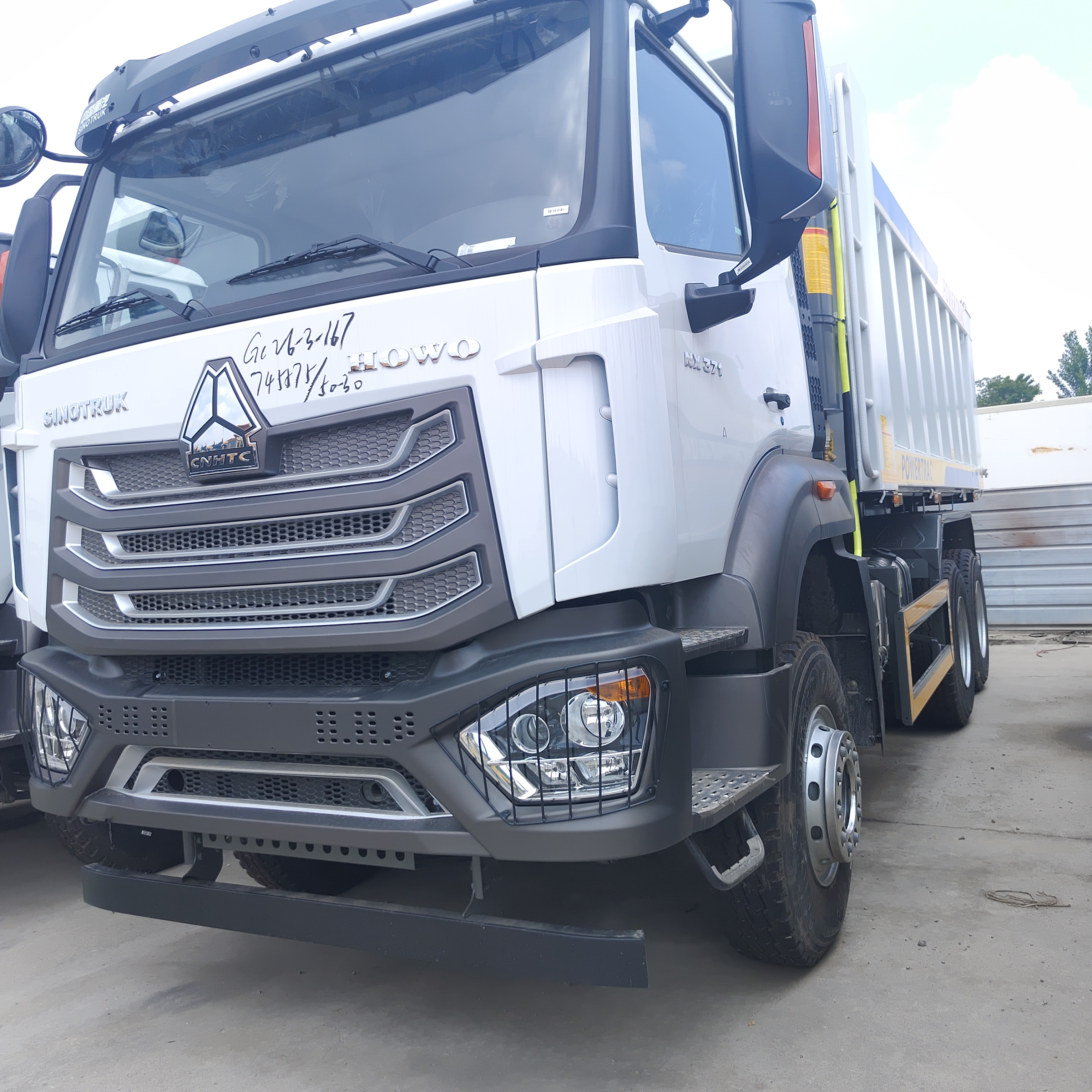 HOWO NX 6 × 4 شاحنة هدر ثقيلة بمحرك 400 حصان و 25-35 طن من الحمولة المفيدة للتعدين والبناء