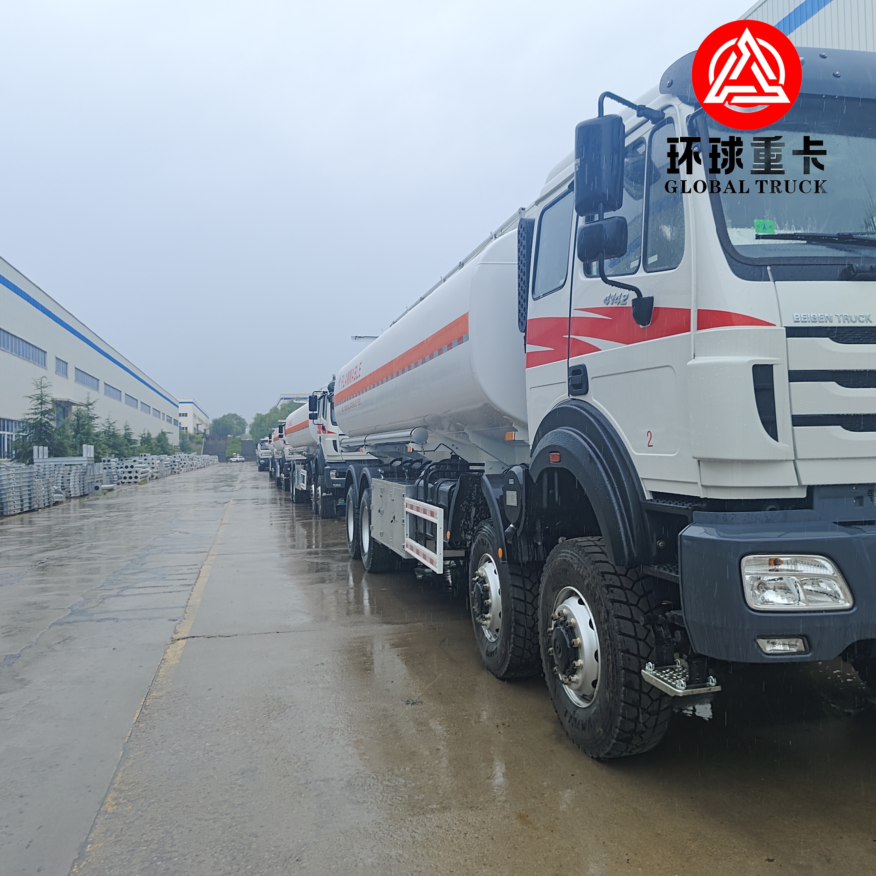 شاحنة ناقل الوقود Beiben 8x8 35000L شاحنة ناقل الوقود الديزل الثقيلة للعمل في مشروع التعدين في الكونغو