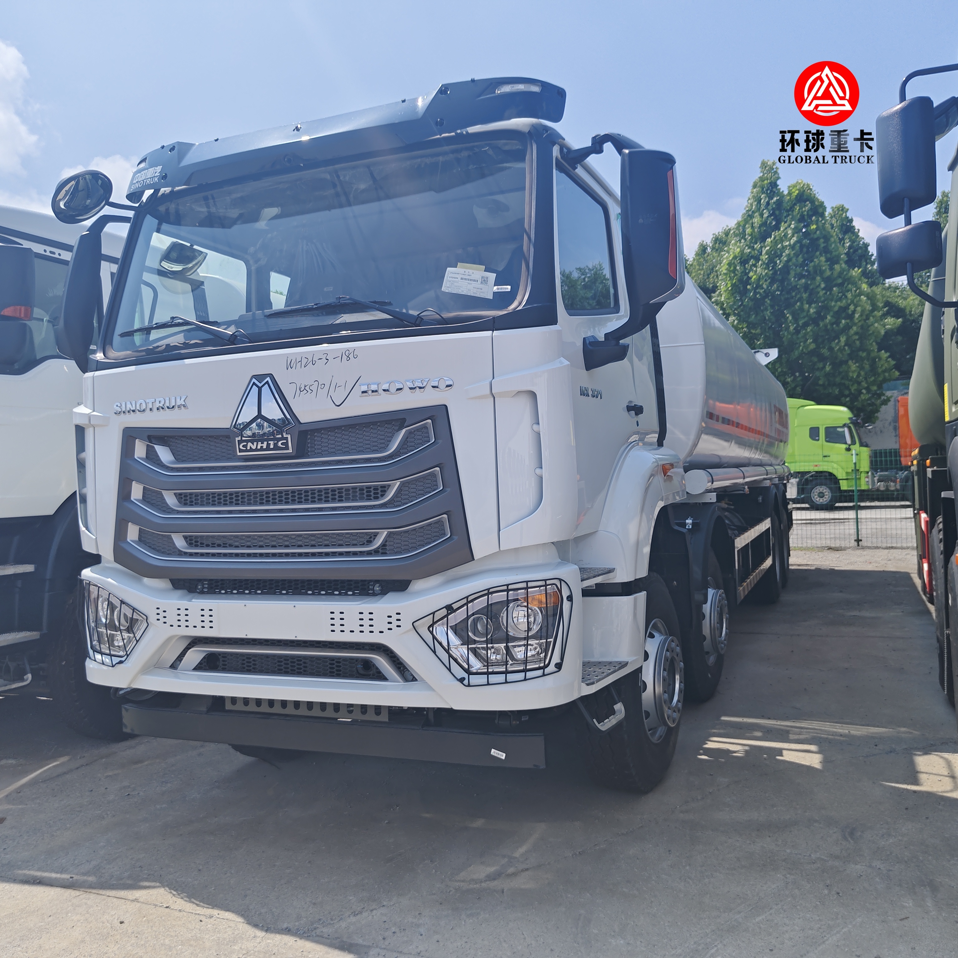 شاحنة صهريج وقود HOWO NX 8x4 30000 لتر شاحنة ديزل ثقيلة للسوق الموزمبيقي