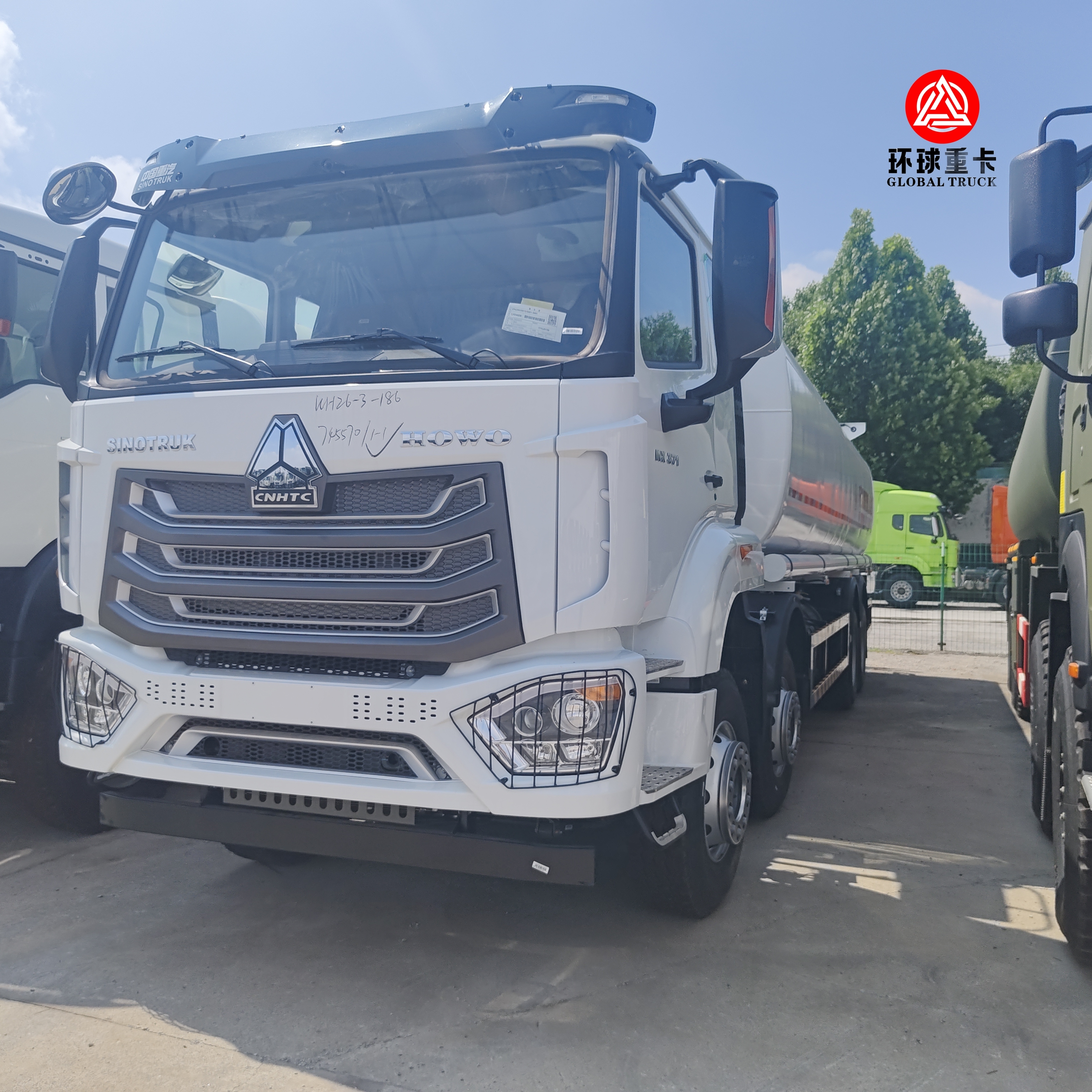 شاحنة صهريج وقود HOWO NX 8x4 بسعة 30000 لتر شاحنة ديزل ثقيلة لنقل الوقود في كينيا