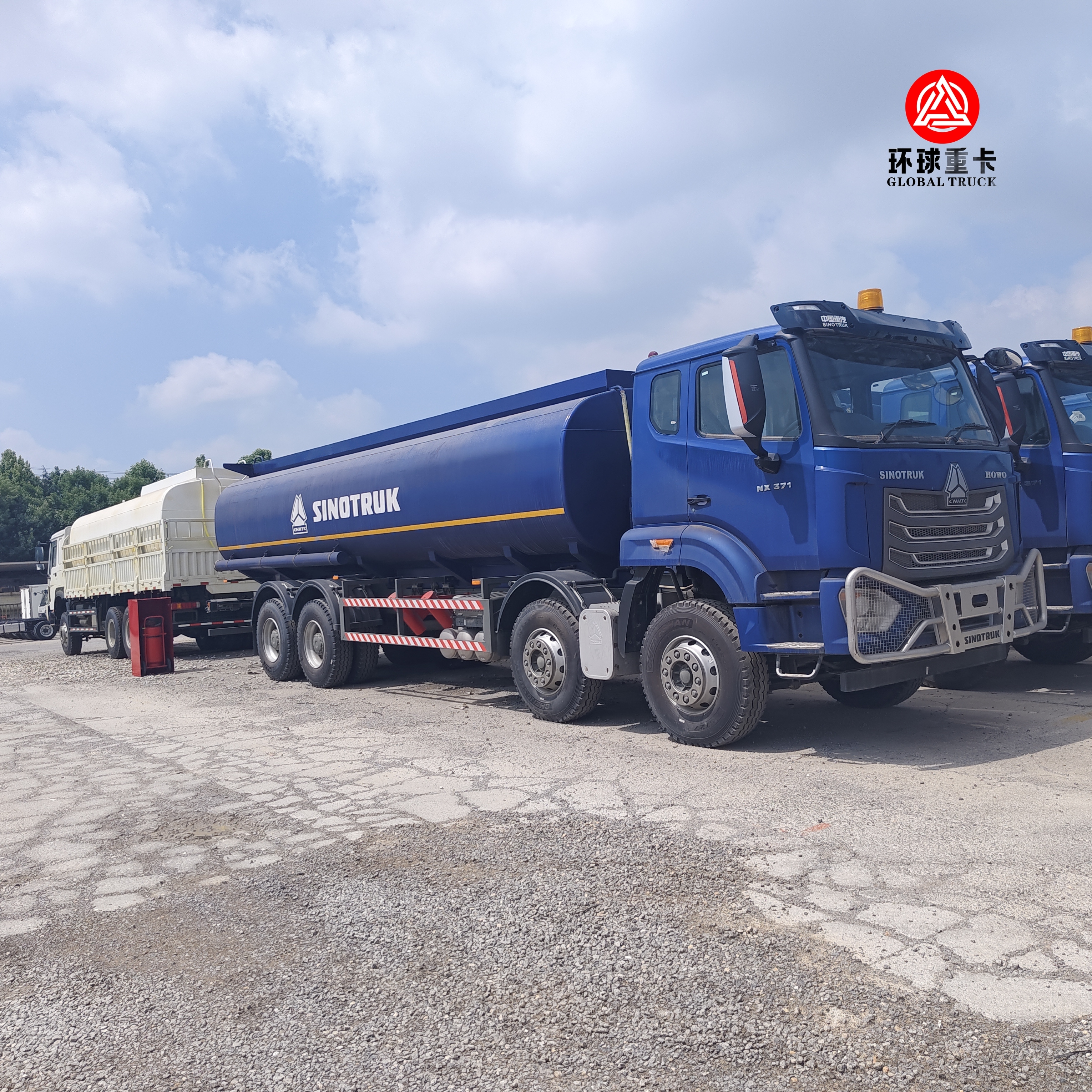 شاحنة صهريج وقود HOWO NX 8x4 سعة 30000 لتر شاحنة صهريج ديزل للخدمة الشاقة لسوق أفريقيا