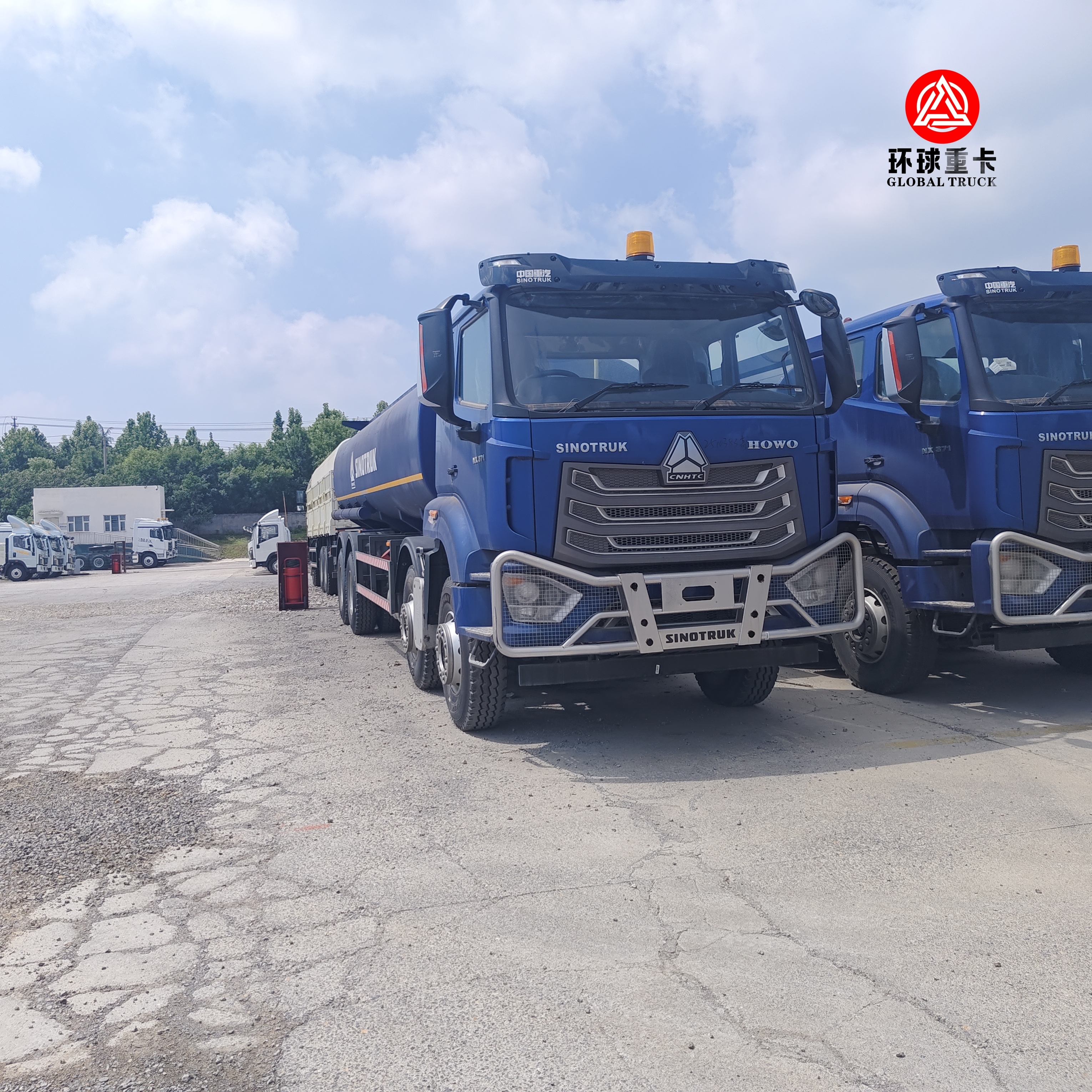 شاحنة صهريج وقود HOWO NX 8x4 بسعة 30000 لتر، شاحنة وقود ديزل ثقيلة للسوق النيجيري