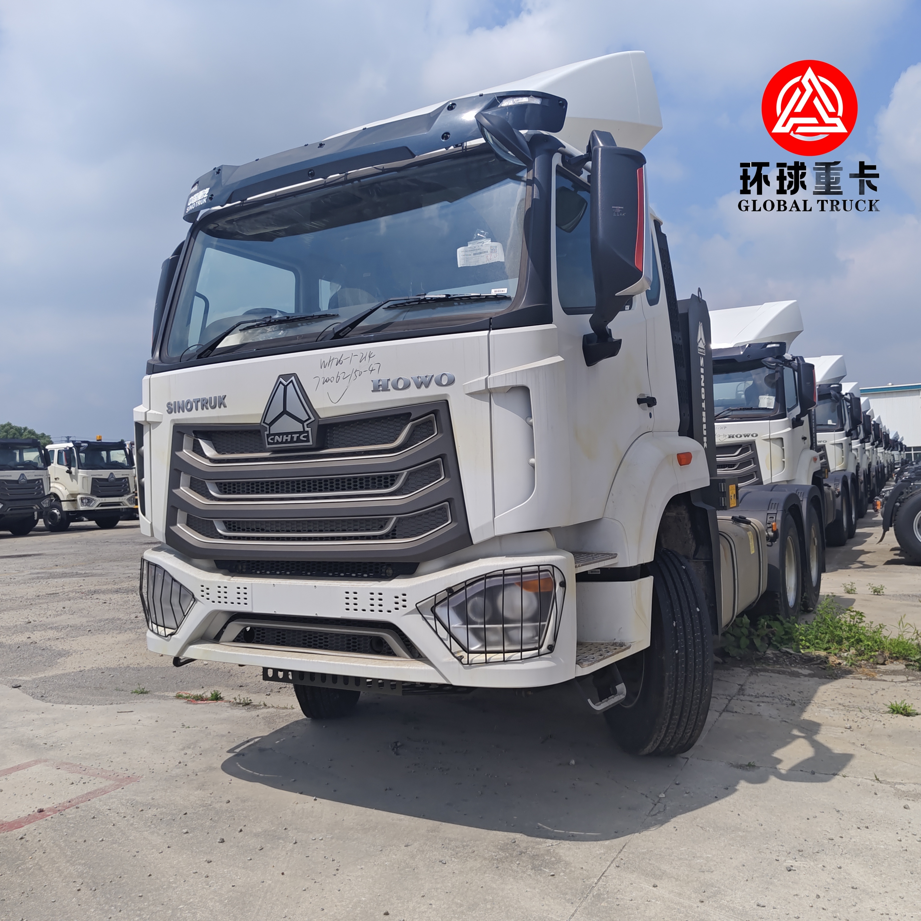 سيارة HOWO NX جديدة تمامًا 6x4 430HP محرك اليد اليمنى جرار شاحنة رئيسية للمحركات لتنزانيا اللوجستيات