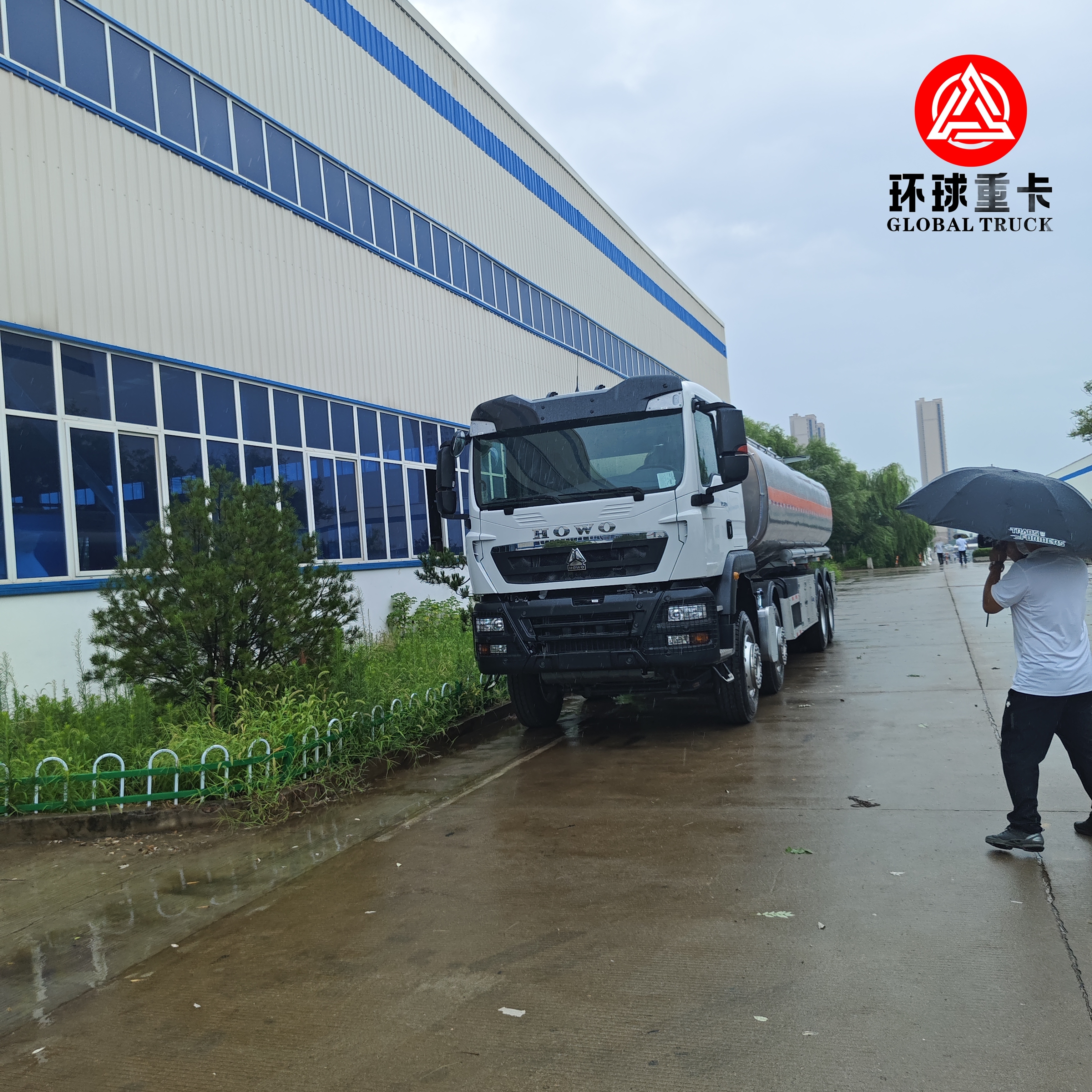 HOWO TX 8×4 Fuel Tank Truck – Heavy Duty Oil Tanker for Fuel Transportation and Distribution